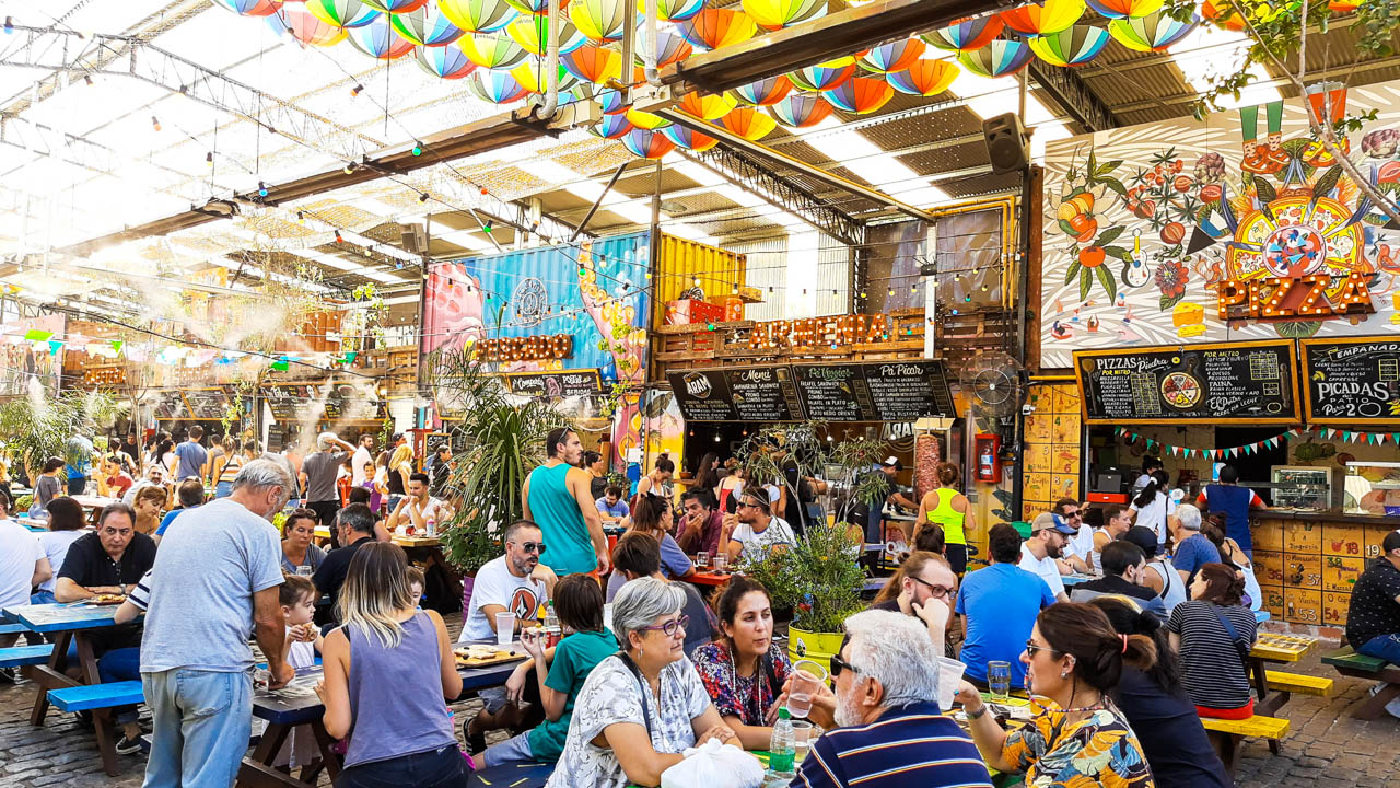 Patio de Los Lecheros, original mercado gastronómico en Buenos Aires