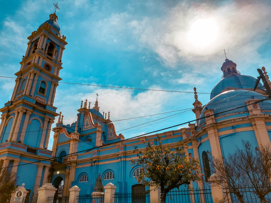 Imagen De la Iglesia de la Candelaria de la Viña con sus característicos tonos azulados y dorados