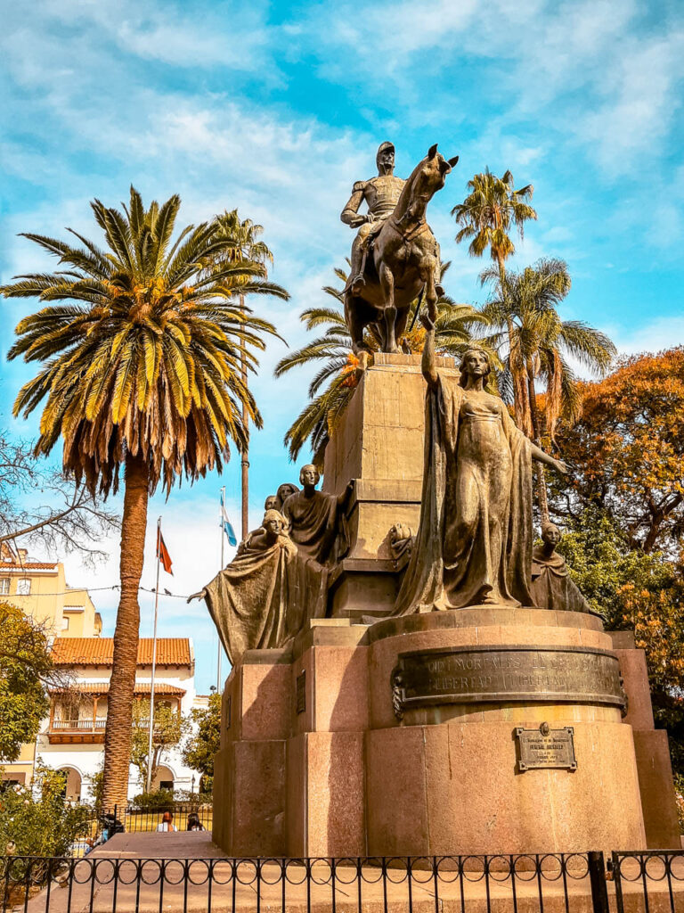 Imagen de la plaza 9 d julio de Salta con sus palmeras y el monumento a Juan Antonio de Arenales en el que se ve un militar a caballo 